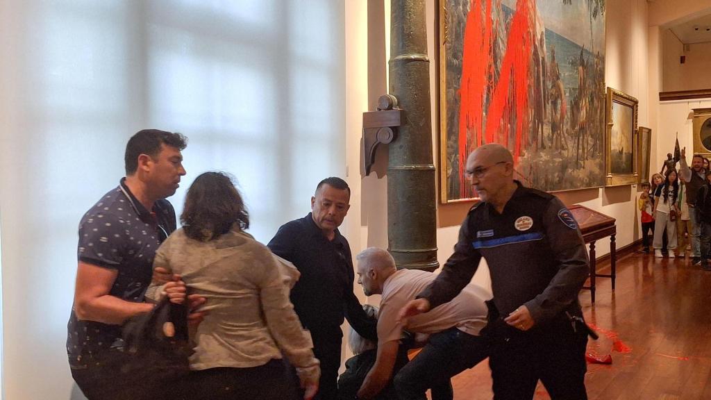 Momento de la detención de las activistas de Futuro Vegetal en el Museo Naval de Madrid.