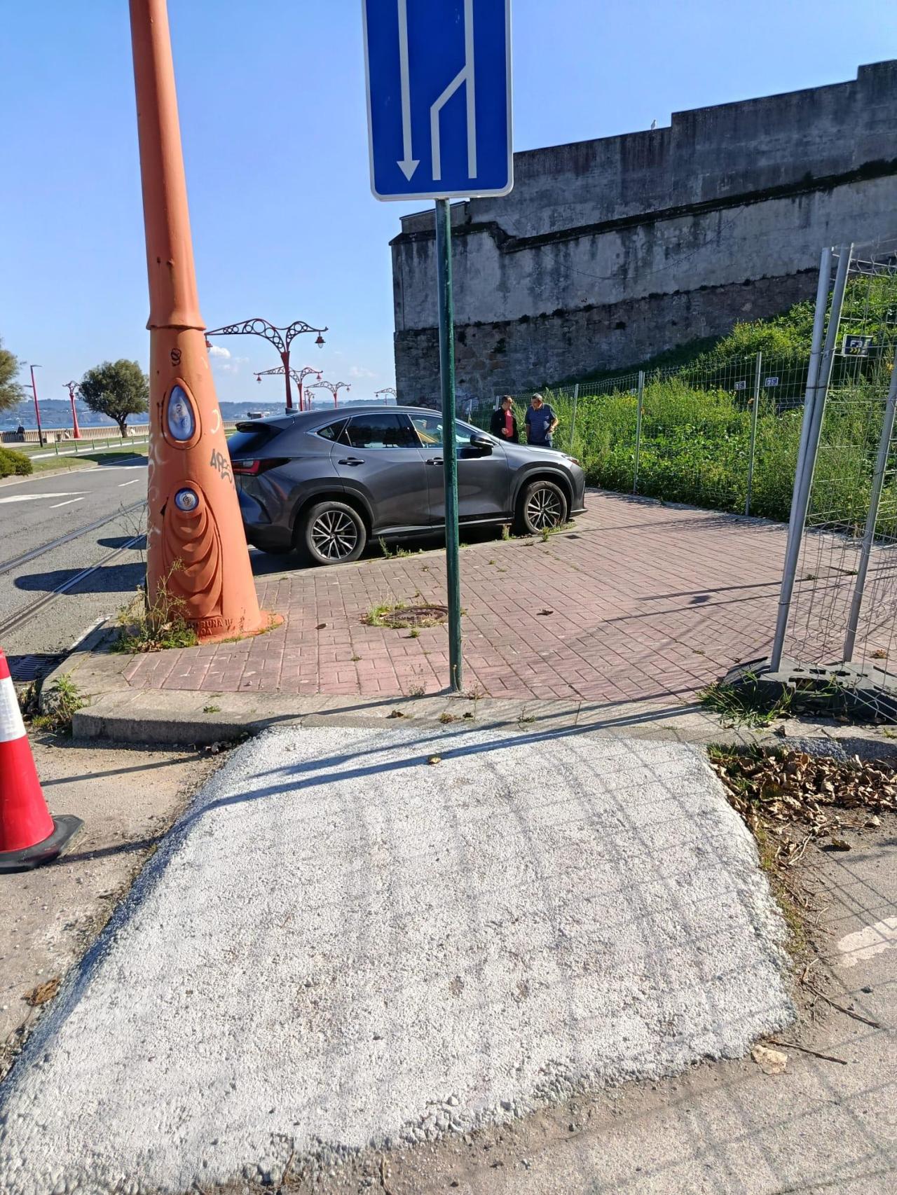 Señal colocada en medio de la acera en el paseo marítimo de A Coruña.