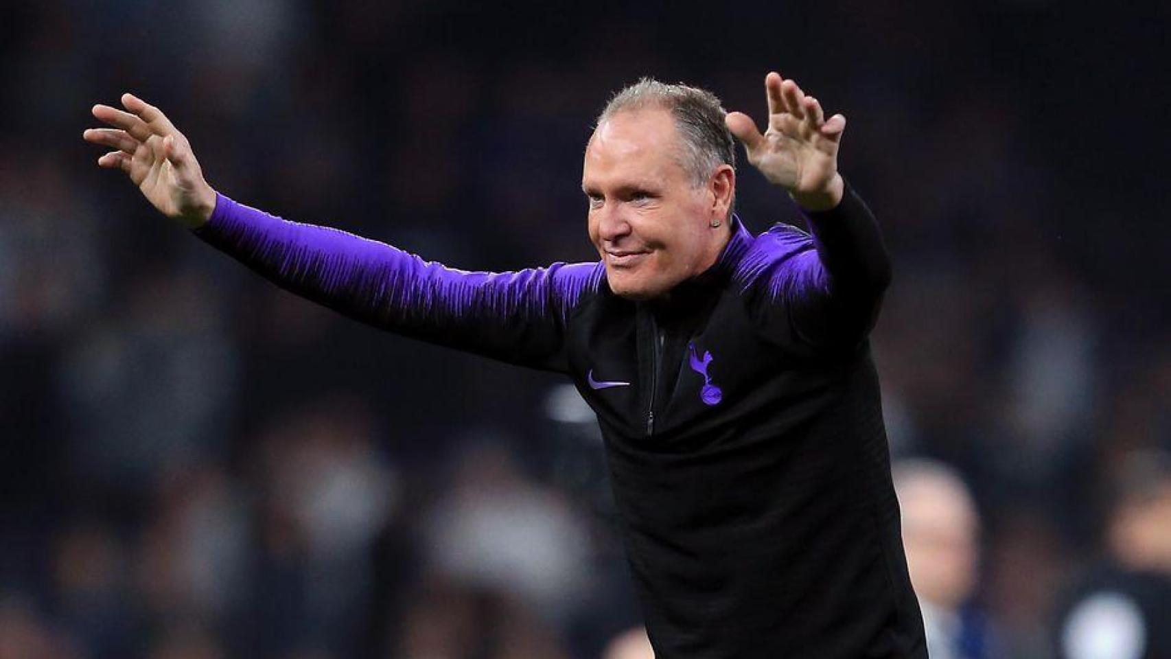 Paul Gascoine celebra la victoria en un partido del Tottenham.