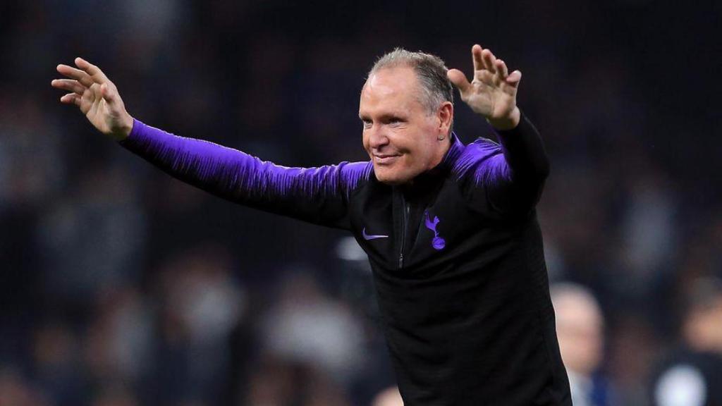 Paul Gascoine celebra la victoria en un partido del Tottenham.