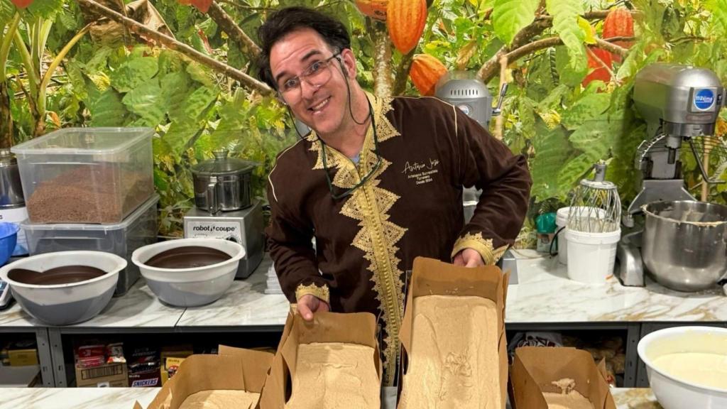 El maestro turronero Antonio José Vega trabajando en su obrador en Vigo