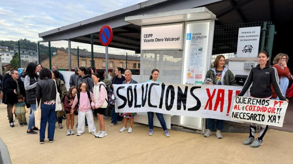 Protestas en el Vicente Otero Valcárcel de Carral este lunes.