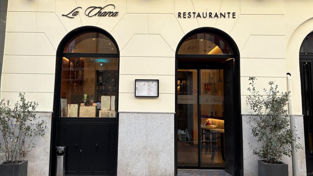 Fachada de La Charca Restaurante.
