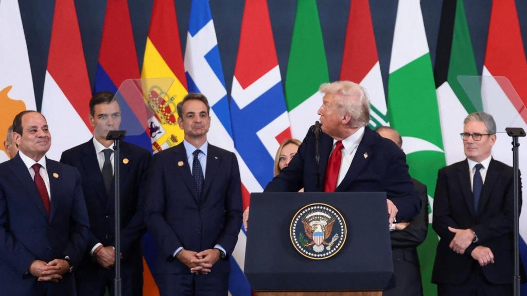 Trump se dirige a Sánchez para recordarle el gasto del PIB en Defensa, este lunes en Egipto.