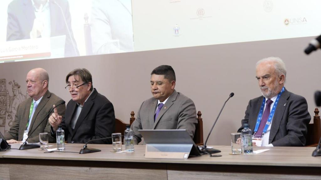 El embajador Carlos Chávez-Taffur, presidente del Grupo de Trabajo del Congreso; Luis García Montero, director del Instituto Cervantes; Víctor Hugo Rivera Chávez, alcalde de Arequipa; y Santiago Muñoz Machado, director de la RAE y de la ASALE
