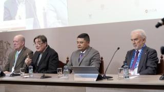 La guerra entre la RAE y el Cervantes se recrudece en Arequipa: los directores escenifican el desencuentro