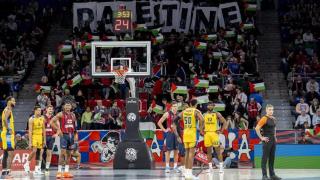 Varios aficionados del Baskonia muestran una pancarta durante el partido contra el Maccabi Tel Aviv en una imagen de la temporada pasada.