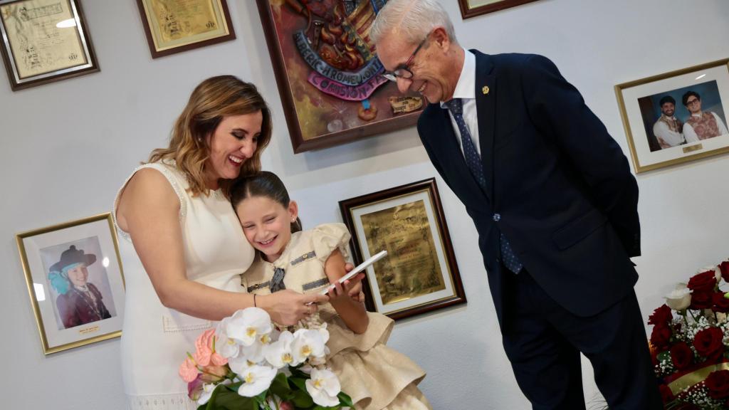 La alcaldesa felicita a la fallera mayor infantil de Valencia 2026 en su casal. EE