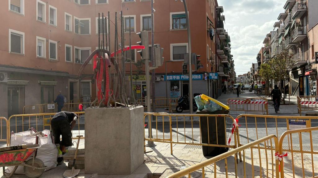 El inicio de los arcos chinos de la Plaza del Hidrógeno en Usera.