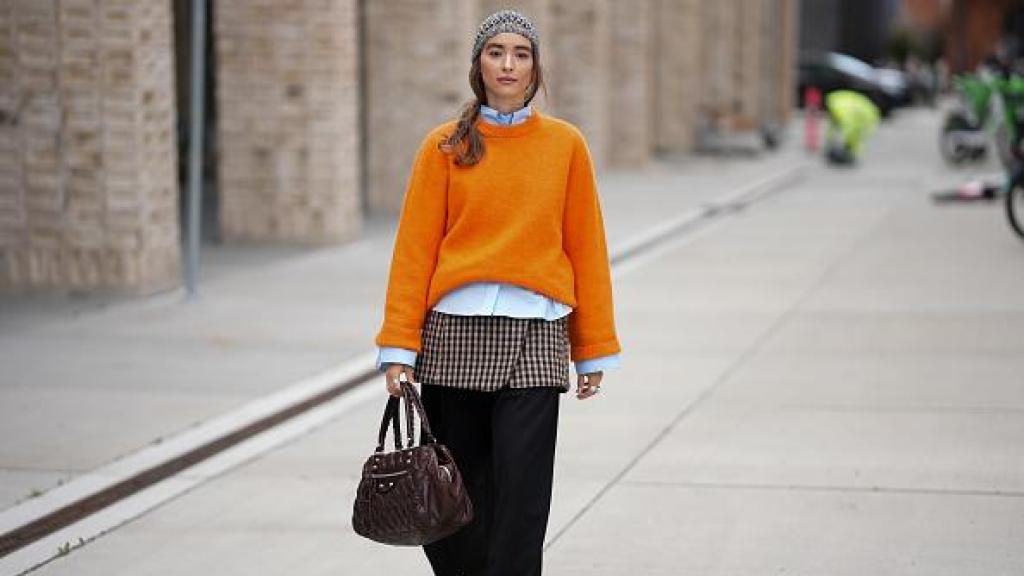 Imagen de 'street style' de la Semana de la Moda de Copenhague con un look más extra de estilo 'layering'.