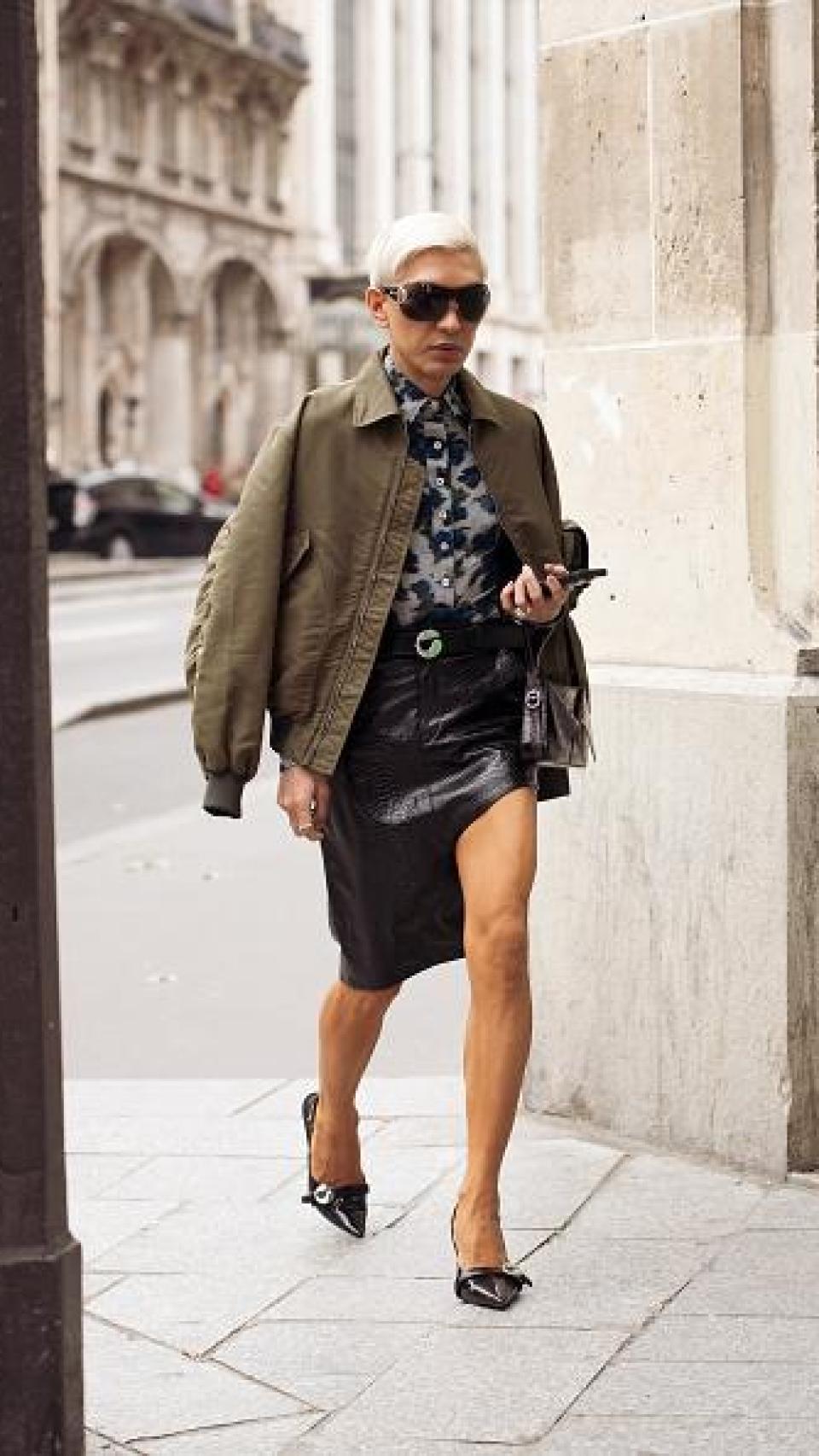 El 'influencer' y empresario Bryan Yambao en una imagen de 'street style' combinando un look básico negro con pinceladas de verde y jugando con volúmenes, asimetrías y texturas.