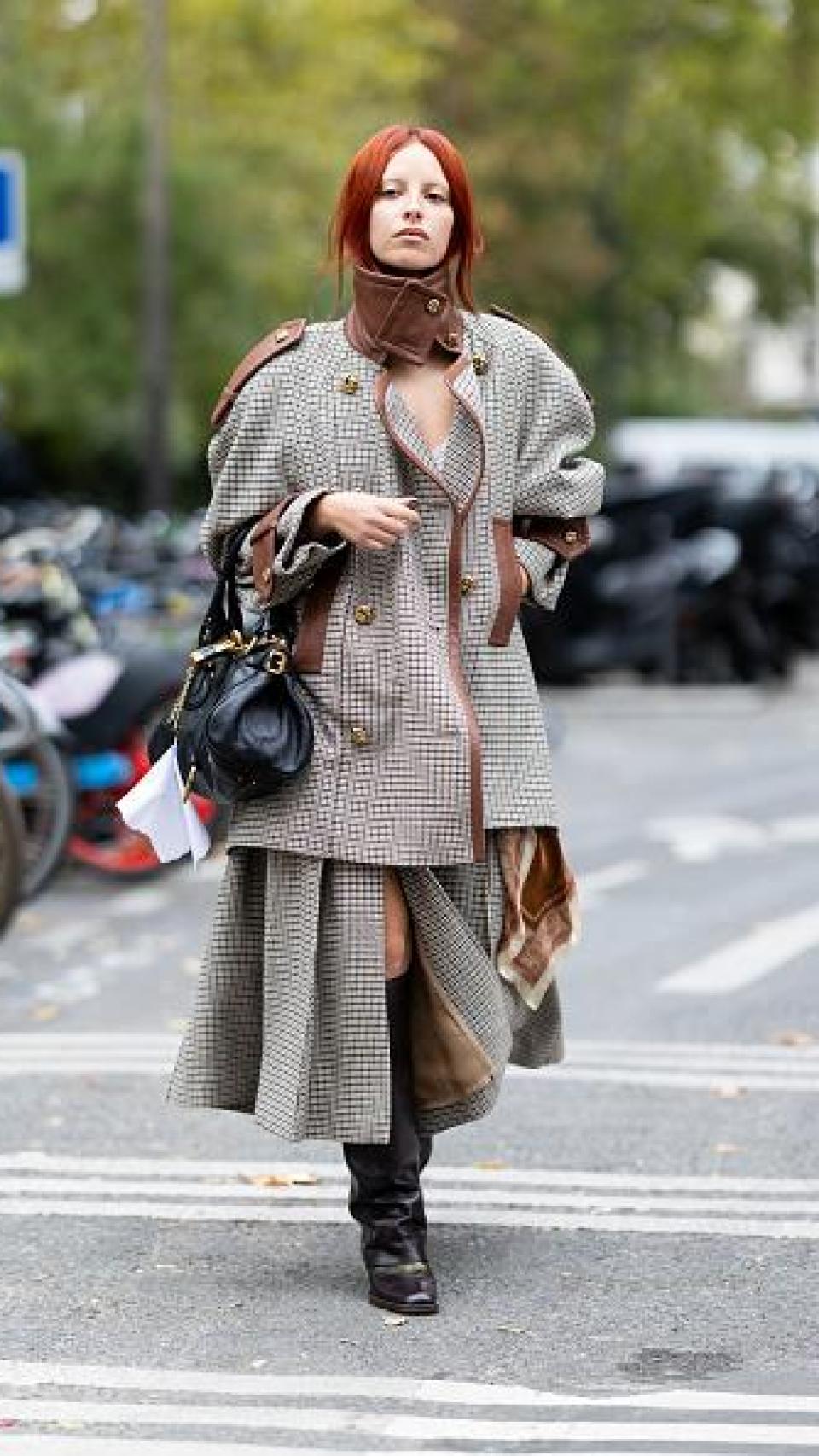 Imagen de 'street style' que supone un claro ejemplo de cómo apostar por los neutros puede resultar arriesgado y divertido.