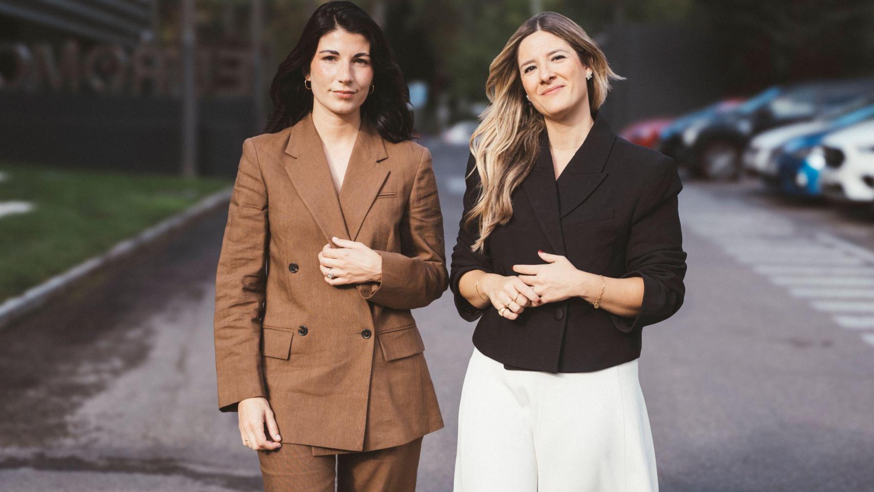 María Atocha Pérez y Elena Sánchez Díaz posan para Magas.