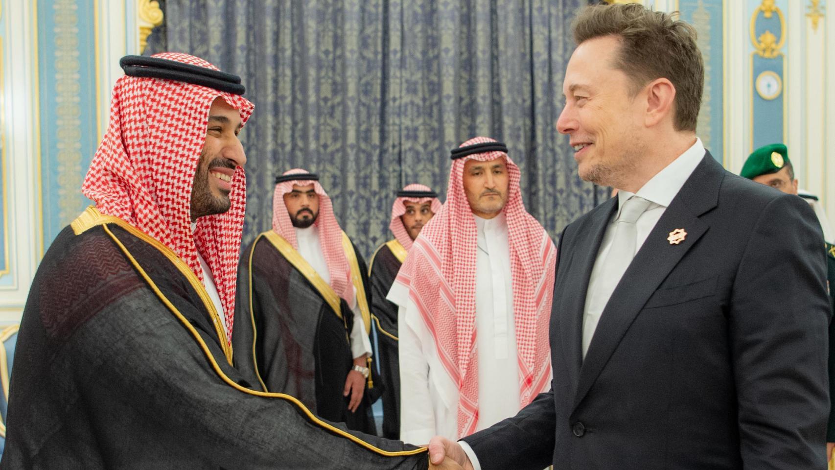El príncipe heredero de Arabia Saudí, Mohammed Bin Salman, dándole la mano a Elon Musk