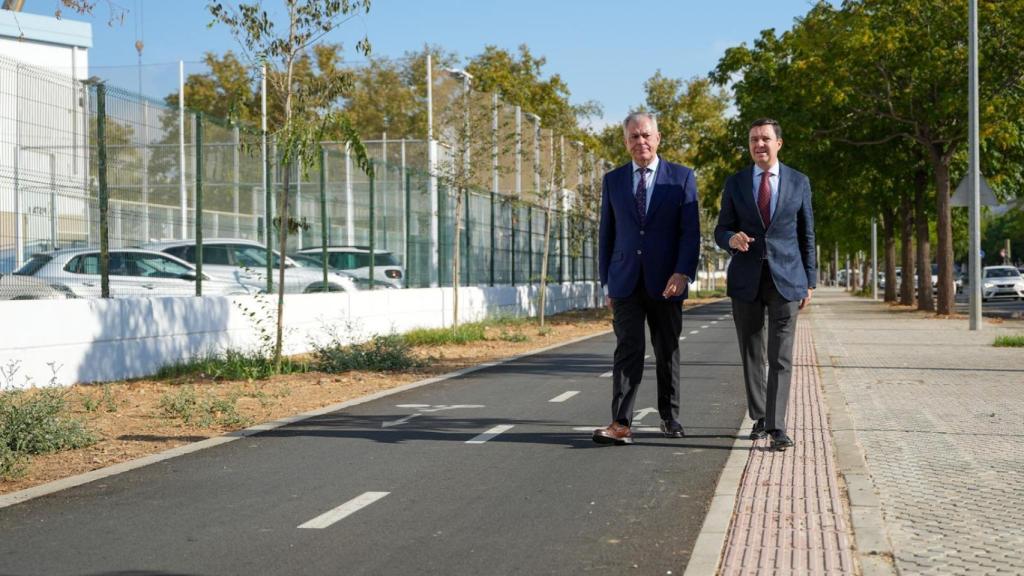 El alcalde de Sevilla, José Luis Sanz, junto con el delegado de Urbanismo, Juan de la Rosa.