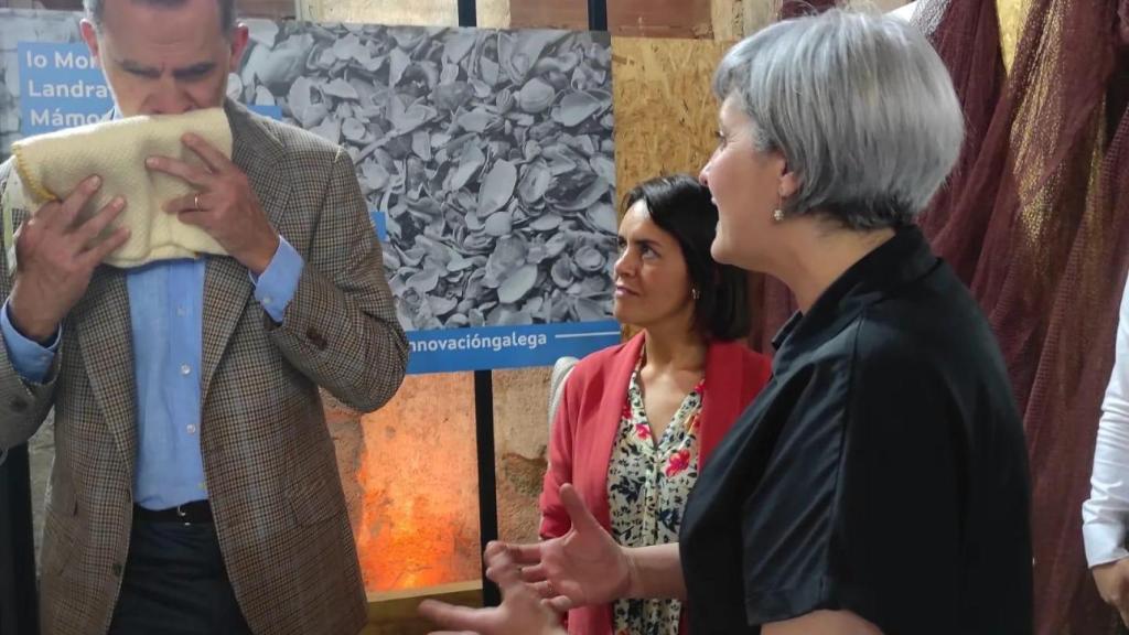 El rey Felipe conoce la manta de fibra de proteína láctea elaborada por Inés en 2022