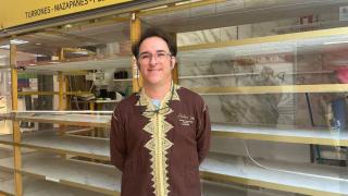 Antonio José Vega ultimando los detalles antes de la apertura de La Formigueta en Vigo, a 13 de octubre de 2025.