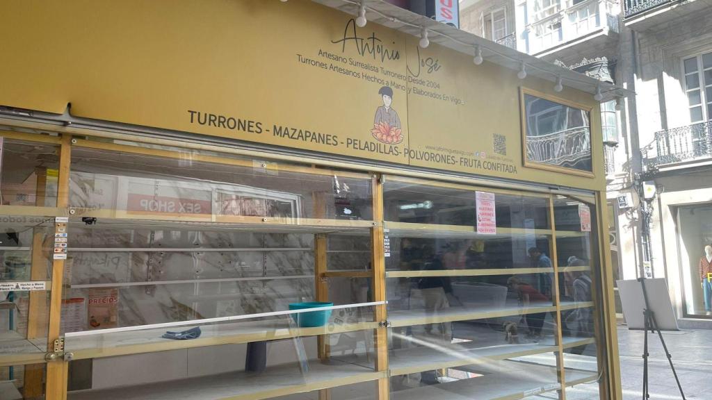 Los trabajadores ultimando la limpieza de la tienda temporal de La Formigueta en Vigo, a octubre de 2025