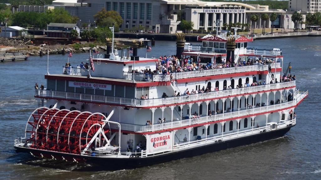 Barco paseando por el Savannah.