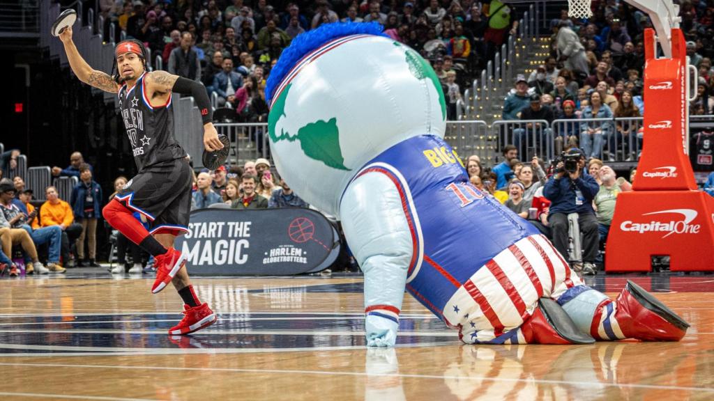 Wham Middleton durante un partido con los Harlem Globetrotters.