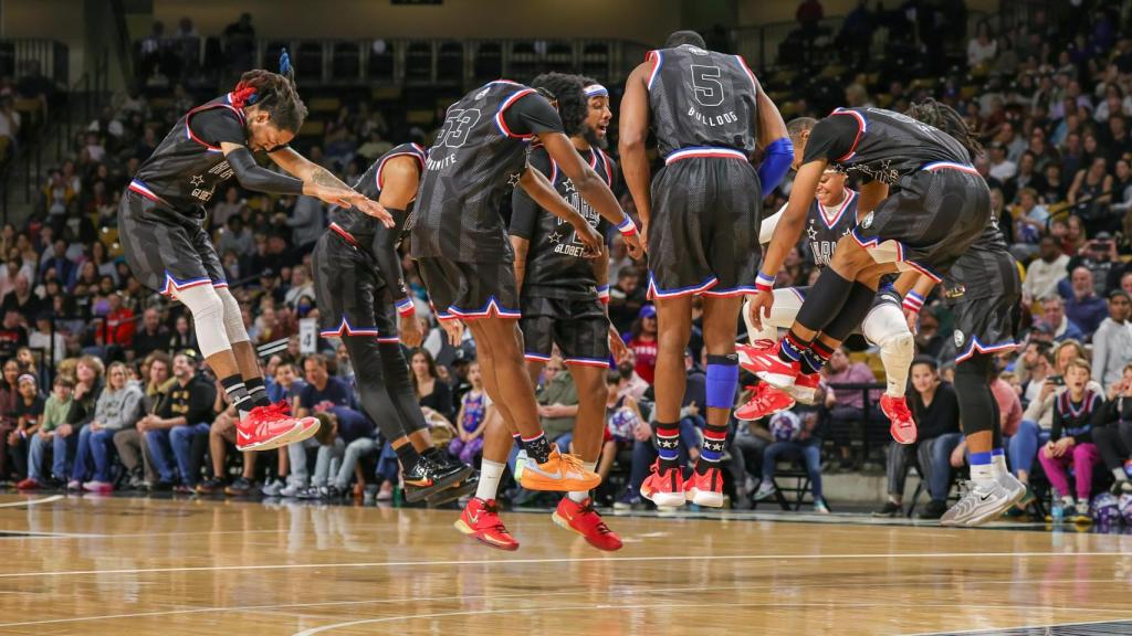 Los Harlem Globetrotters haciendo un baile.