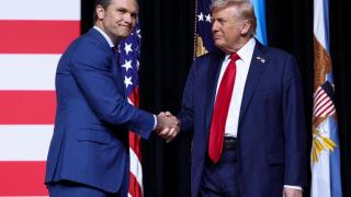 Donald Trump com Pete Hegseth, secretário de Defesa dos EUA.