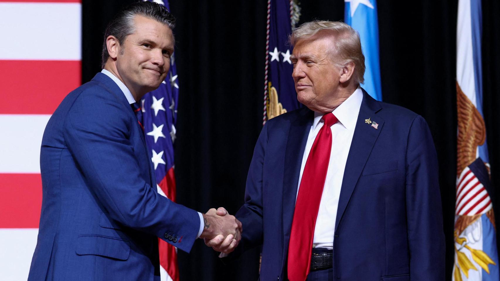Donald Trump junto a Pete Hegseth, secretario de Defensa de Estados Unidos.