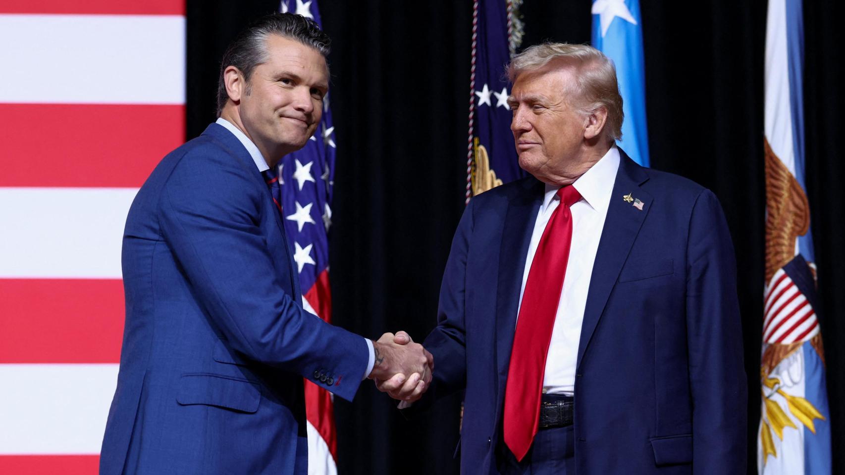 Donald Trump junto a Pete Hegseth, secretario de Defensa de Estados Unidos.