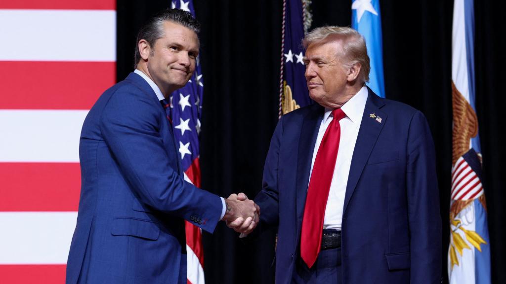 Donald Trump junto a Pete Hegseth, secretario de Defensa de Estados Unidos.
