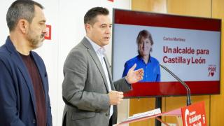 El secretario de Organización del PSOECyL, Daniel de la Rosa, y el adjunto a Organización del partido, Javier Muñoz, presentan la campaña 'Un alcalde para Castilla y León', este martes
