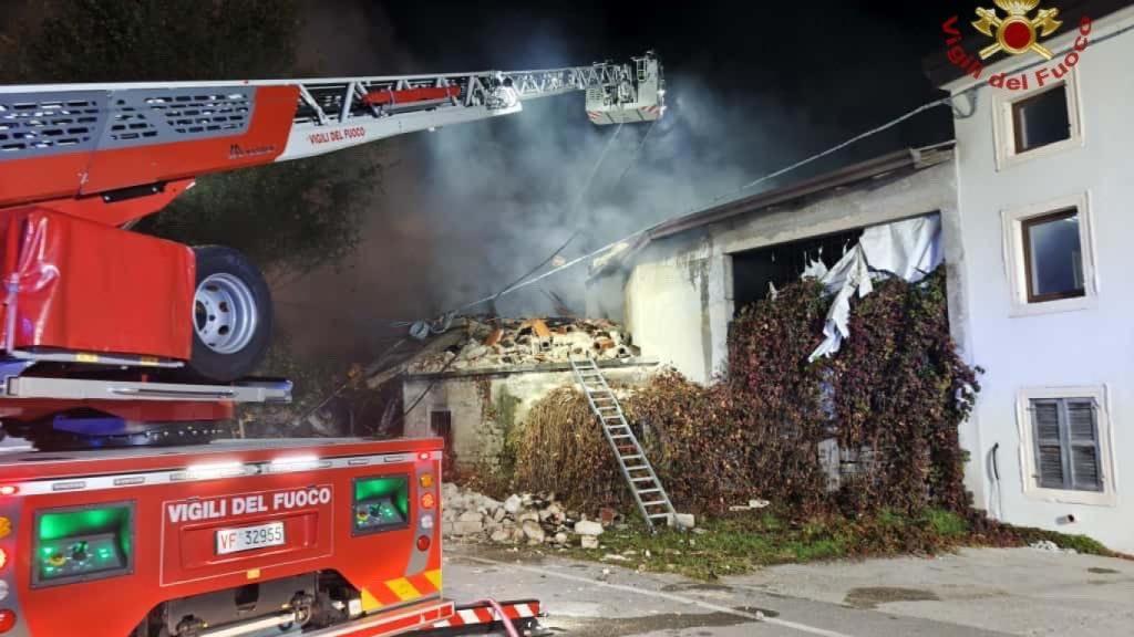 Imagen del edificio que ha explotado en Verona durante el desalojo de los carabineros.