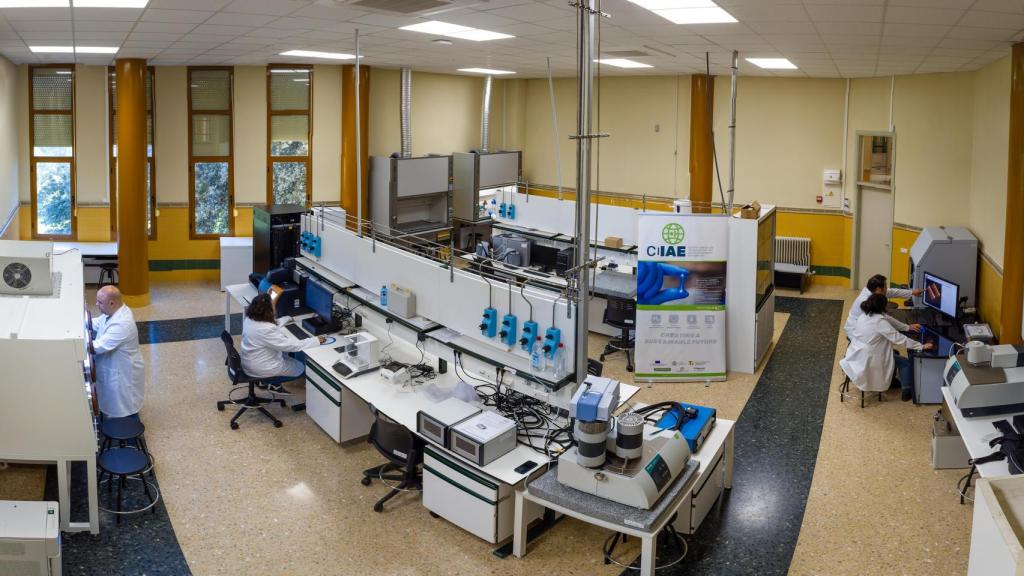Personal del CIIAE en laboratorio, en la sede provisional. Investigadores del CIIAE trabajando en proyectos de innovación energética.