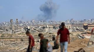 Una columna de humo en Ciudad de Gaza tras un ataque israelí.
