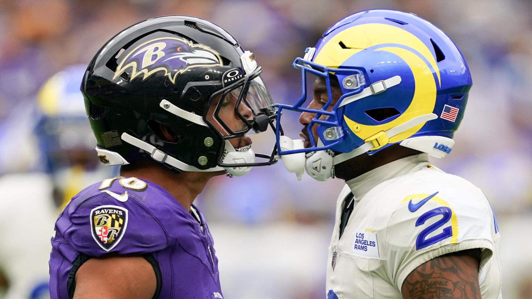 Tylan Wallace y  Jaylen McCollough, durante el partido entre Baltimore Ravens y Los Angeles Rams.