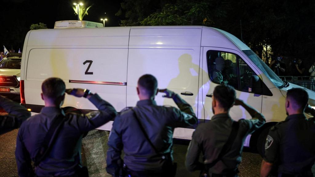 La Policía israelí presenta saludos a los cadáveres de los cuatro rehenes entregados por Hamás.