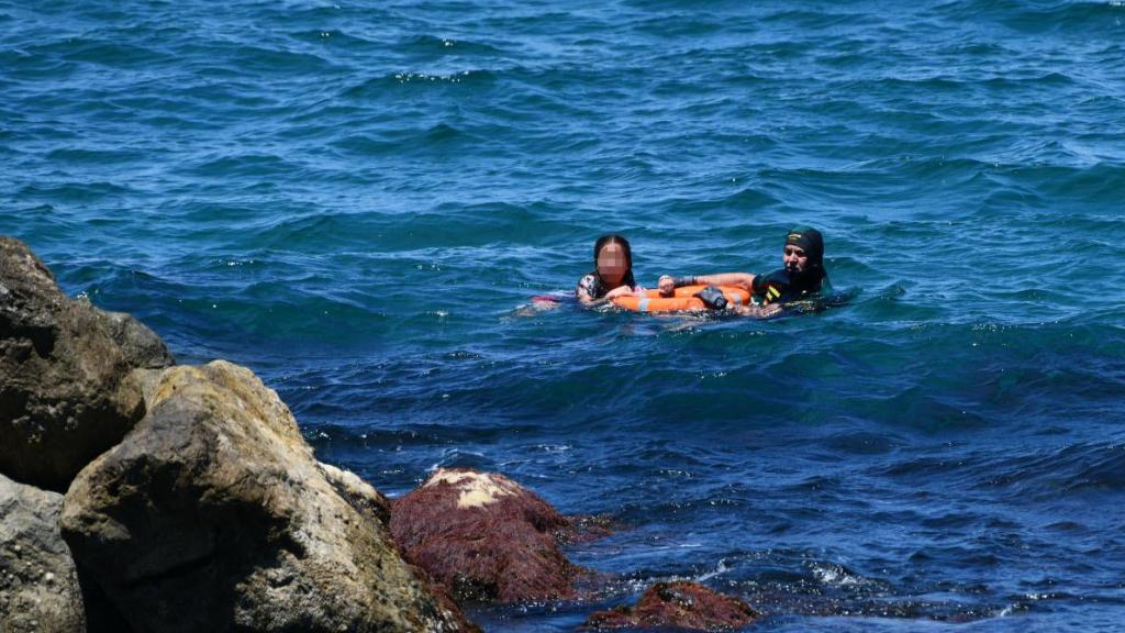 Imagen de archivo de una niña y una mujer llegando a Ceuta a nado en mayo de 2021.