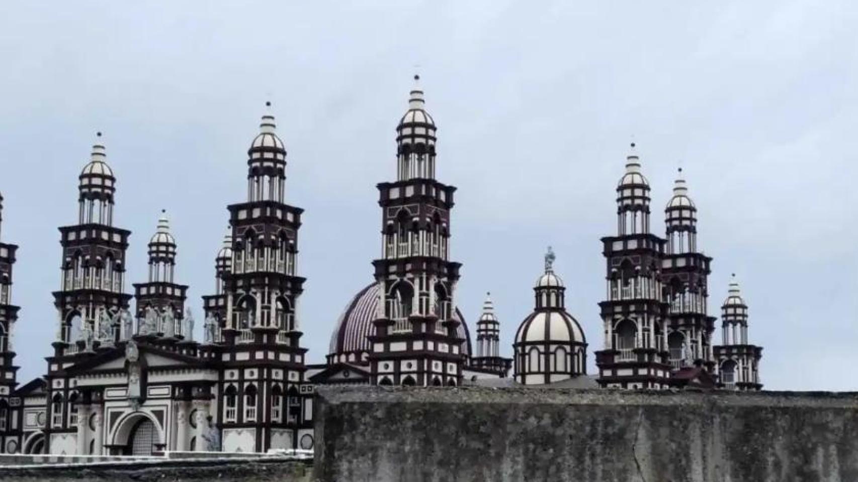 Imagen de la basílica del Palmar de Troya desde fuera.