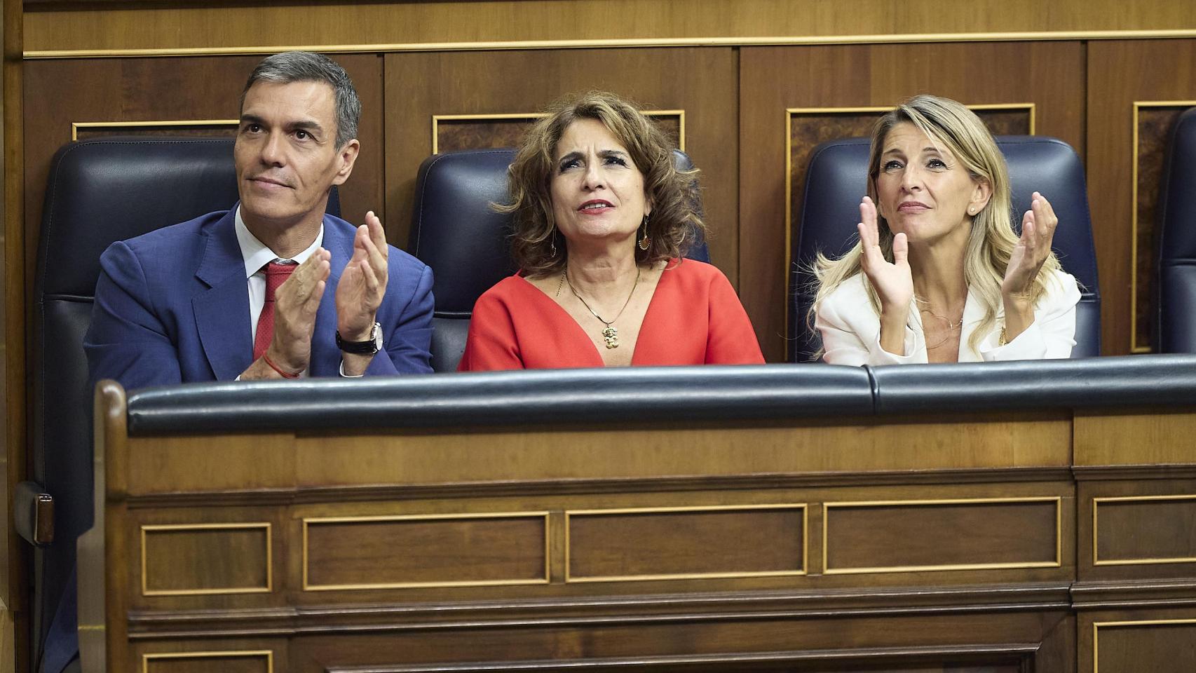 Pedro Sánchez, María Jesús Montero y Yolanda Díaz en un pleno del Congreso del 7 de octubre.