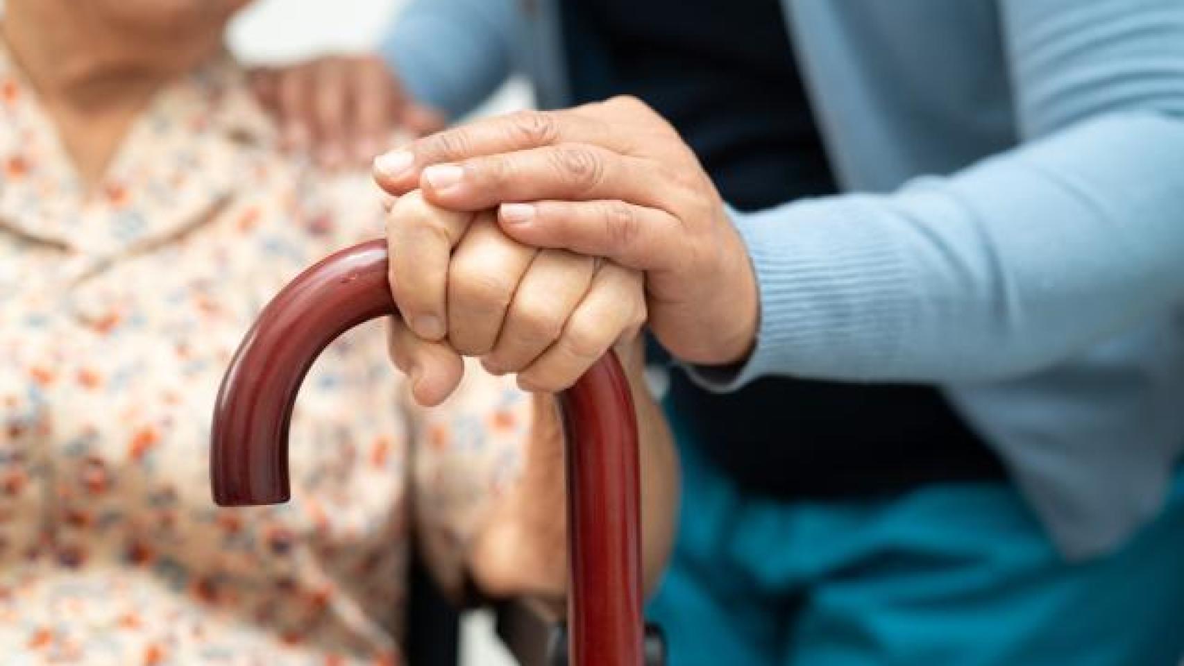 Anciana junto a su cuidadora