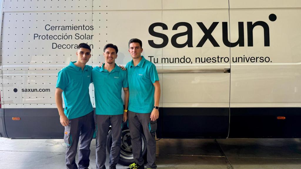 Los tres futbolistas del CD Yuncos: Adrián Gómez, Alejandro Bravo y Roberto Herrero durante su jornada laboral.