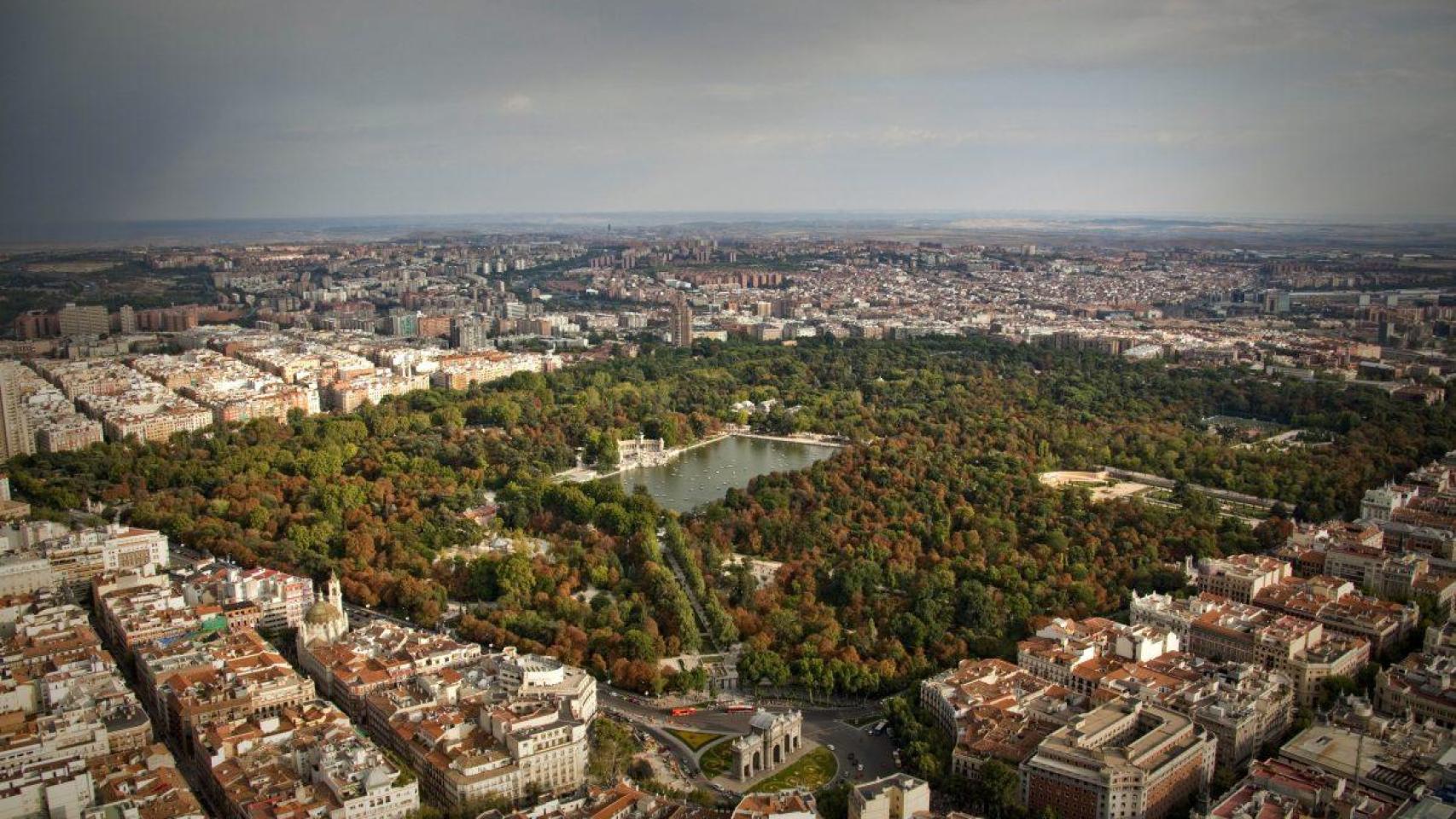 Vista aérea de Madrid con el imponente Parque de El Retiro.