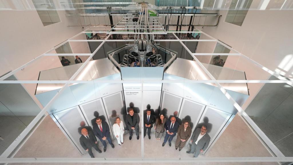 Responsables de IBM y de la clase política vasca, durante la inauguración del ordenador cuántico.
