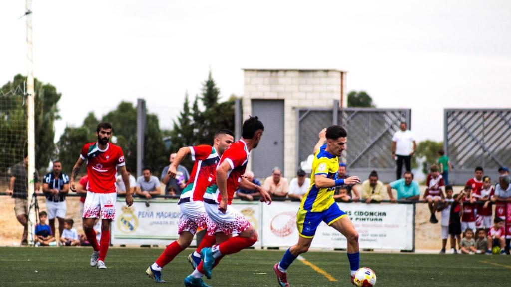 Adrián Gómez en un partido con el CD Yuncos.