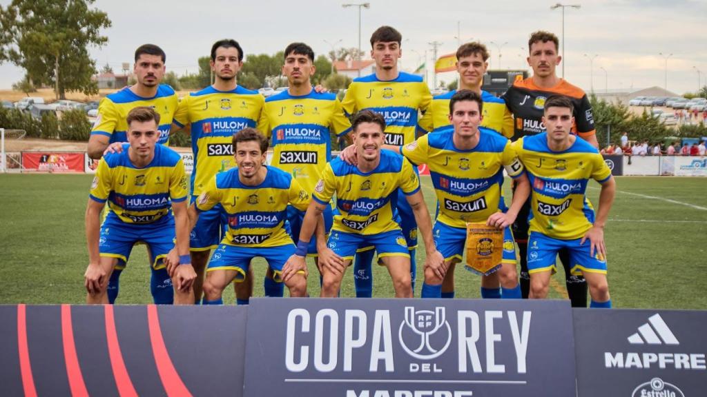 Jugadores del CD Yuncos en un partido de la Copa del Rey.