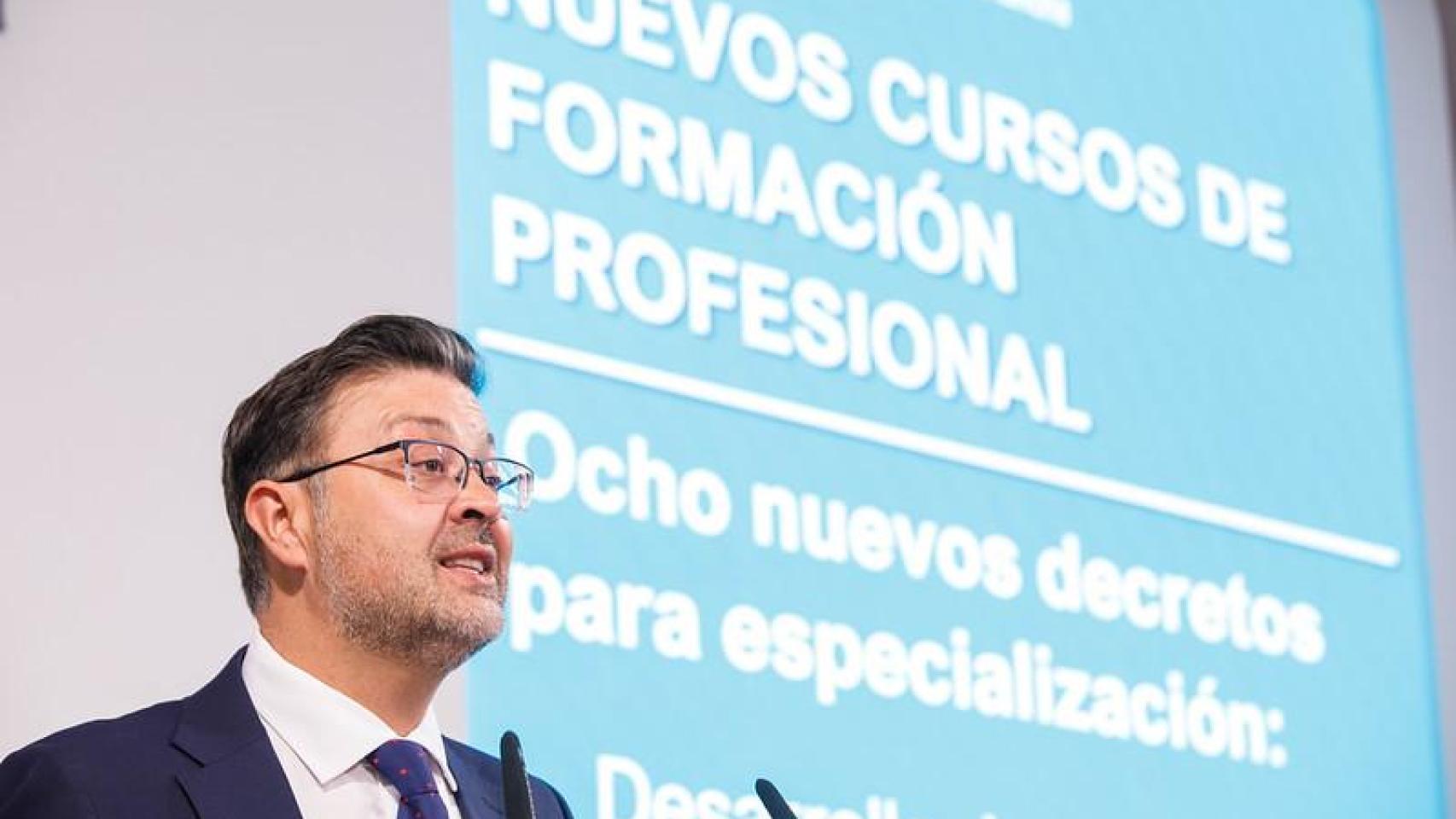 El consejero de Educación, Ciencia y Deporte de Castilla-La Mancha, Amador Pastor, en rueda de prensa.