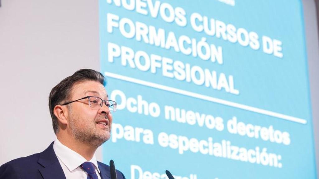 El consejero de Educación, Ciencia y Deporte de Castilla-La Mancha, Amador Pastor, en rueda de prensa.