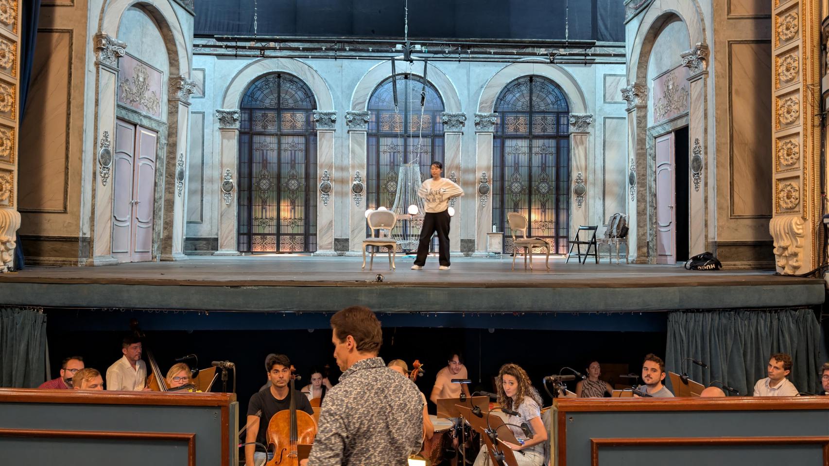 Un momento del ensayo este martes de la nueva versión de 'La Traviata' en el Principal de Alicante.