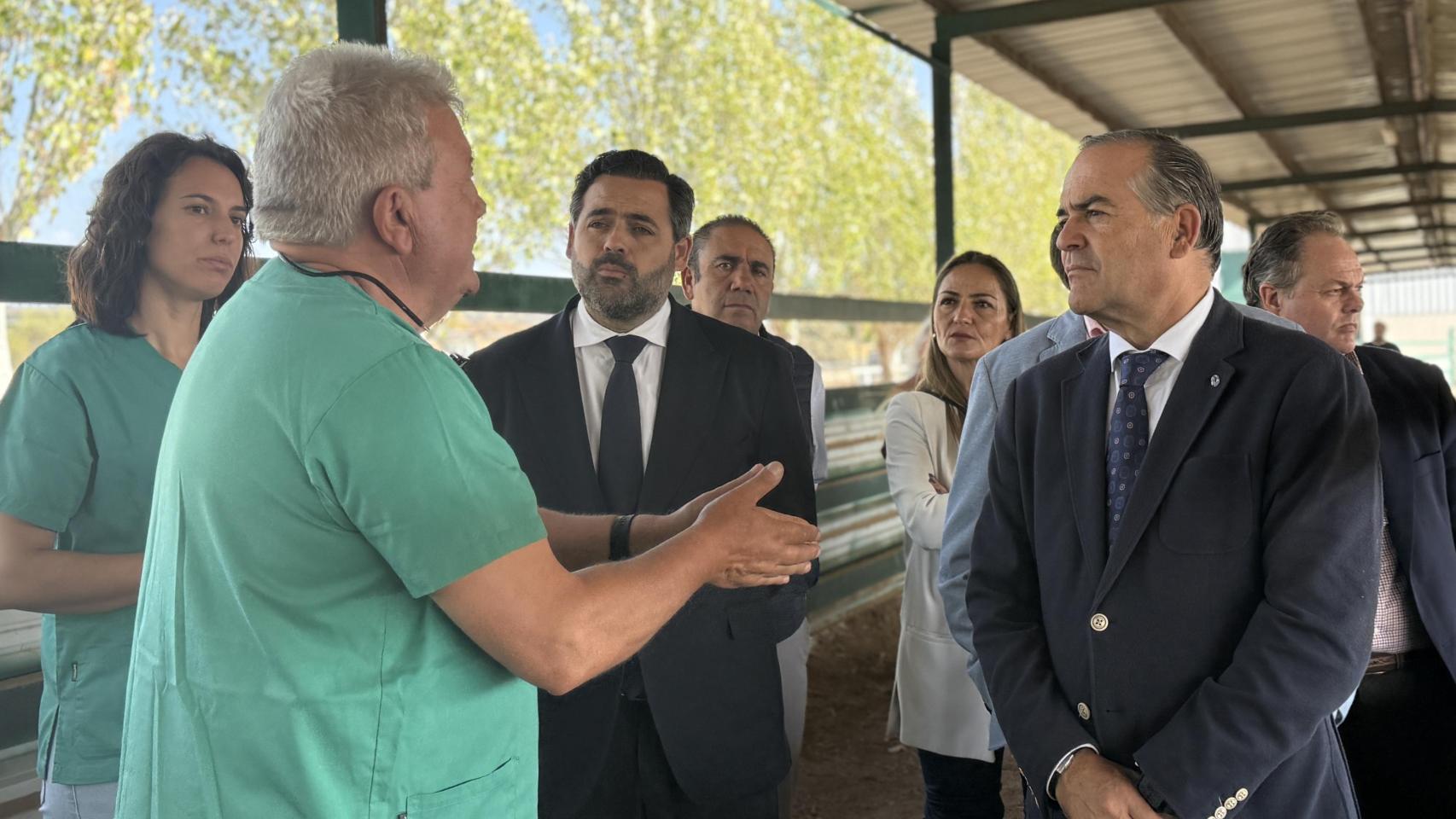 José Julián Gregorio (d) ha visitado las instalaciones del Instituto Español de Genética y Reproducción Animal.