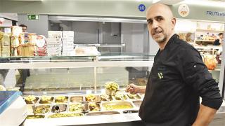 Javier Serrada Hernández en su puesto de Aceitunas Ávila en el Mercado de La Rondilla