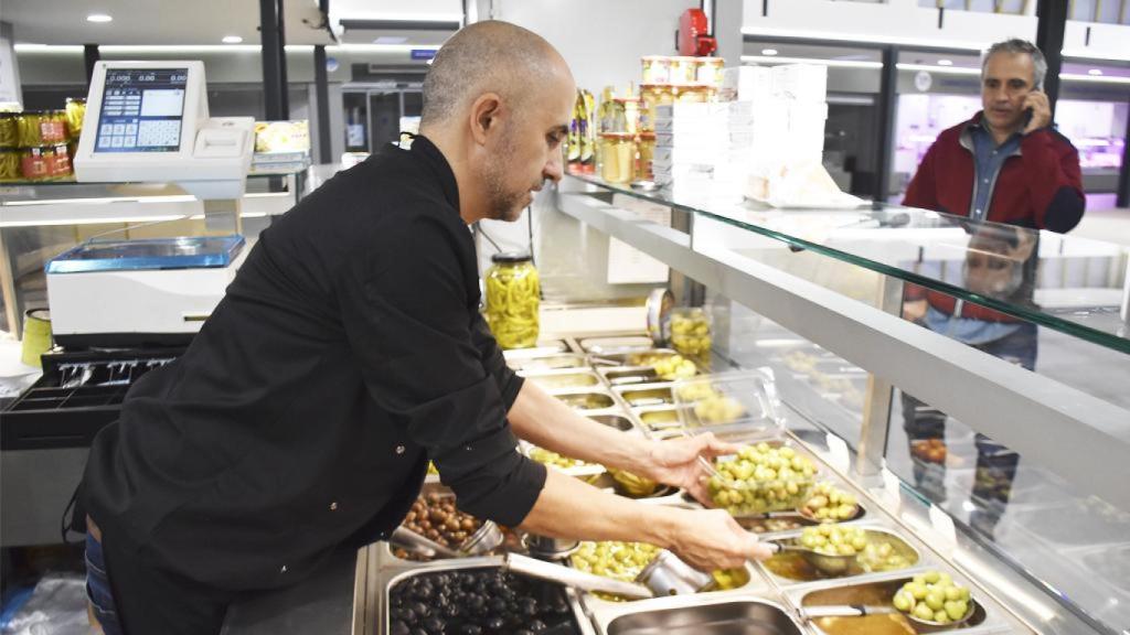 Javier atendiendo a la clientela